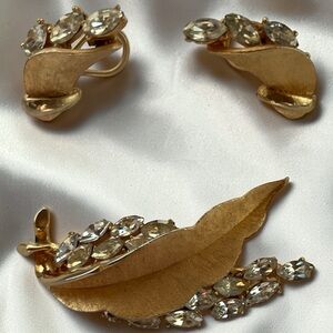 Vintage Signed BSK Textured Gold Tone Leaf Crystal Brooch & Omega Back Earrings